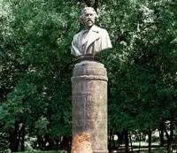 Памятник И. Е. Репину</a>