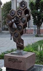 Памятник пчелке-труженице